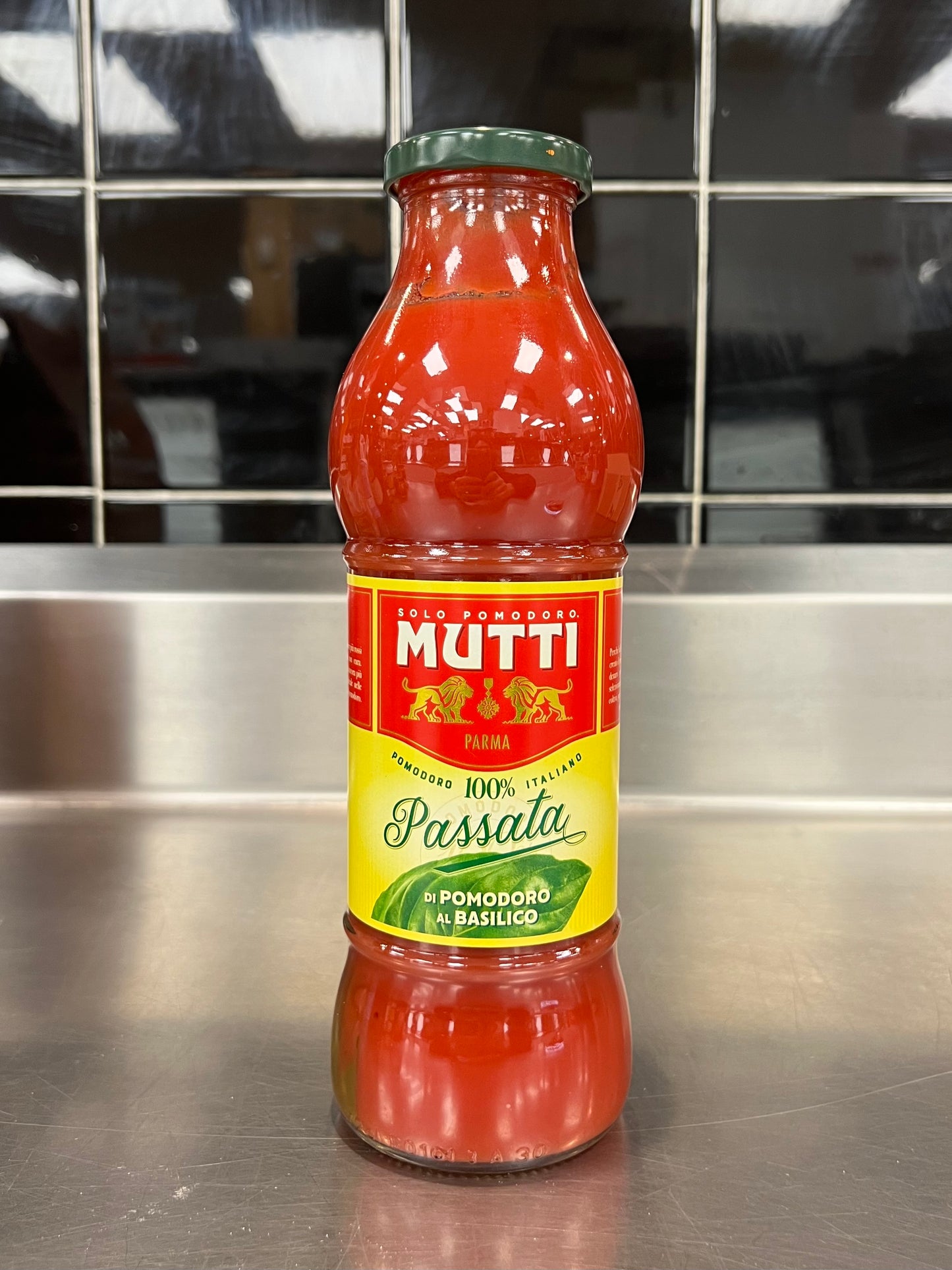 Mutti Passata di Pomodoro al Basilico - Crushed Tomatoes with Basil